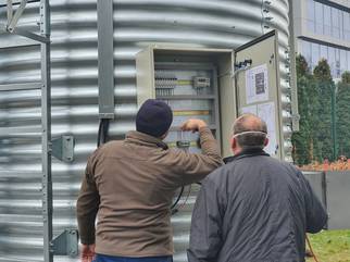 
	Будівництво та налагодження пожежного резервуара вимагає чіткого планування, кваліфікованих спеціалістів та виконання робіт відповідно до встановлених стандартів. Ось основні етапи будівництва та налагодження пожежного резервуара:

	&nbsp;

	Розробка проекту

	На цьому етапі визначаються технічні характеристики пожежного резервуара, його розміщення, конструкція, матеріали, вмістимість, системи водопостачання та автоматизації. Також розробляються детальні будівельні плани та визначаються необхідні дозволи та сертифікація.

	&nbsp;

	Підготовка будівельного майданчика

	Цей етап передбачає очищення та рівнування ділянки, встановлення огородження та підготовку інфраструктури, такої як дороги, електропостачання та зв'язок.

	&nbsp;

	Земляні роботи

	Виконуються земляні роботи для створення фундаменту та підготовки поверхні під резервуар.

	&nbsp;

	Будівництво фундаменту

	Фундамент під пожежний резервуар виконується відповідно до розрахунків інженерів та будівельних норм. Він повинен забезпечувати стабільність та довговічність споруди.

	&nbsp;

	Монтаж резервуара

	На цьому етапі встановлюються стінки, дах та дно пожежного резервуара. Залежно від матеріалів та конструкції, це може включати зварювання металевих панелей, монтаж бетонних блоків або складання полімерних секцій.

	&nbsp;

	Встановлення систем водопостачання та автоматизації

	На цьому етапі монтуються насоси, трубопроводи, клапани, інструменти вимірювання та контролю, системи автоматичного пожежогасіння та пожежної сигналізації. Важливо використовувати якісне обладнання, що відповідає вимогам стандартів пожежної безпеки.

	&nbsp;

	Герметизація та ізоляція

	Для забезпечення щільності та ефективного зберігання води в пожежному резервуарі проводяться герметизація стиків та ізоляція конструкції. Використовуються спеціальні матеріали, що відповідають вимогам пожежної безпеки та довговічності.

	&nbsp;

	Пусконалагоджувальні роботи

	Після завершення будівництва пожежного резервуара проводяться пусконалагоджувальні роботи, які включають перевірку щільності, тестування систем водопостачання та автоматизації, налаштування інструментів контролю та пожежної сигналізації. При цьому також перевіряється відповідність встановленого обладнання проектним вимогам та стандартам пожежної безпеки.

	&nbsp;

	Оформлення документації

	Після успішного проведення пусконалагоджувальних робіт підрядник готує документацію, що підтверджує якість робіт, відповідність об'єкта вимогам пожежної безпеки та нормативам, а також включає інструкції з експлуатації та обслуговування пожежного резервуара.

	&nbsp;

	Здача об'єкта замовнику

	На заключному етапі підрядник здає пожежний резервуар замовнику, проводить навчання персоналу з правил експлуатації та обслуговування, а також передає всю необхідну документацію.
