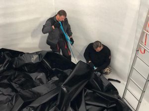 
	Пожарные резервуары являются важной частью инфраструктуры систем пожарной безопасности. Они используются для хранения воды и других огнетушащих средств, которые могут быть использованы для тушения пожаров. Количество людей, необходимых для сборки пожарного резервуара, зависит от нескольких факторов.

	&nbsp;

	Размер резервуара: размеры пожарного резервуара могут варьироваться от небольших емкостей до огромных резервуаров. Чем больше резервуар, тем больше людей может потребоваться для его сборки.

	&nbsp;

	Материалы резервуара: пожарные резервуары могут быть изготовлены из различных материалов, включая сталь, алюминий, бетон и другие. Каждый материал требует своих специфических методов сборки и может потребовать различное количество людей для сборки.

	&nbsp;

	Конструкция резервуара: конструкция резервуара также может влиять на количество людей, необходимых для его сборки. Некоторые резервуары имеют сложные конструкции и требуют большего количества работников для сборки.

	&nbsp;

	Технические требования: для сборки пожарного резервуара могут потребоваться специальные инструменты и оборудование, которые могут требовать дополнительных работников для установки.

	&nbsp;

	В среднем, для сборки пожарного резервуара может потребоваться от нескольких человек до десятков работников в зависимости от его размера, материала и конструкции. Для более мелких емкостей или простых конструкций может потребоваться от одного до трех работников, в то время как для более крупных резервуаров с более сложными конструкциями могут потребоваться десятки работников.

	&nbsp;

	Однако, важно учесть, что сборка пожарного резервуара - это сложный и опасный процесс, который должен выполняться квалифицированными специалистами с соответствующим опытом и оборудованием. При сборке пожарного резервуара необходимо соблюдать все требования безопасности, чтобы избежать возможных рисков для здоровья и жизни работников, а также предотвращать возможные повреждения резервуара или его компонентов, что может привести к снижению его эффективности и безопасности в будущем.

	&nbsp;

	Важно также учитывать, что сборка пожарного резервуара может потребовать использования тяжелого оборудования, например кранов или подъемников, что требует специальных навыков и опыта. Поэтому, перед тем как начинать сборку пожарного резервуара, необходимо провести тщательную оценку всех факторов и обсудить планы с профессиональными специалистами.
