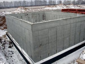 
	Бетонные пожарные резервуары - это распространенный способ хранения пожарной воды, который используется в различных индустриальных и коммерческих объектах. Они часто считаются надежными и долговечными, но, как и любая технология, у них есть свои недостатки.

	&nbsp;

	Первым недостатком бетонных пожарных резервуаров является то, что они могут быть довольно дорогими в установке и трудозатратными в обслуживании. Бетонные резервуары требуют особой профессиональной установки, которая может занять значительное время и потребовать большого количества рабочих. Кроме того, резервуары нуждаются в периодическом техническом обслуживании и ремонте, что может также потребовать затрат на ресурсы и время.

	&nbsp;

	Вторым недостатком бетонных пожарных резервуаров является их подверженность коррозии. Бетон, хоть и является долговечным материалом, может подвергаться воздействию влаги, химических веществ и других факторов, которые могут вызвать разрушение. Это может привести к утечкам, повреждениям и потере пожарной воды, что может создать проблемы в случае пожара.

	&nbsp;

	Третьим недостатком бетонных пожарных резервуаров является их невозможность легкого перемещения. Поскольку они обычно имеют большой размер и вес, их трудно перемещать, что может быть проблематично в случае перестройки или перемещения объекта. Это также может создавать проблемы при необходимости замены или ремонта резервуара.

	&nbsp;

	Четвертым недостатком бетонных пожарных резервуаров является их ограниченная емкость. По мере роста размеров объектов и увеличения требований к пожарной безопасности, может потребоваться установка дополнительных резервуаров, что может быть дорого и занимать много времени.

	&nbsp;

	Наконец, пятый недостаток бетонных пожарных резервуаров - это их восприимчивость к температурным изменениям.
