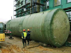 
	Подземные стеклопластиковые резервуары (СПР) широко используются для хранения различных жидкостей, включая нефтепродукты, химические реагенты, питьевую воду и т.д. Они популярны благодаря своей легкости, прочности и устойчивости к коррозии. Однако у этих резервуаров есть свои проблемы, которые необходимо учитывать при их эксплуатации.

	&nbsp;

	Одной из основных проблем является коррозия металлических элементов, которые могут присутствовать в конструкции СПР, например, в виде болтов, гаек и т.д. Если эти элементы не защищены от коррозии, они могут стать слабым звеном в конструкции и привести к утечке жидкости. Для предотвращения коррозии металлических элементов необходимо использовать антикоррозионные покрытия, например, порошковое напыление.

	&nbsp;

	Еще одной проблемой является возможность протекания жидкости из-под СПР, особенно в том случае, если установка произведена некорректно. Для устранения этой проблемы необходимо правильно подготовить поверхность для установки СПР, обеспечить правильное герметизирующее уплотнение и следить за состоянием герметизирующих материалов.

	&nbsp;

	Также следует учитывать возможность повреждения СПР из-за воздействия внешних факторов, например, сильного ветра, падения деревьев, сильного снегопада и т.д. Для предотвращения таких повреждений необходимо правильно выбрать место для установки СПР и обеспечить его устойчивость к внешним воздействиям.

	&nbsp;

	Еще одной проблемой является необходимость регулярной очистки СПР от накопления мусора и отложений, которые могут привести к ухудшению качества хранения жидкости и образованию патогенных микроорганизмов. Для предотвращения этой проблемы необходимо проводить регулярную очистку СПР и контролировать качество хранения жидкости.

	Таким образом, подземные стеклопластиковые резервуары имеют свои преимущества и недостатки, как и любая другая технология хранения жидкостей. Несмотря на то, что они довольно долговечны и экономичны в эксплуатации, их установка требует специализированной техники и квалифицированных специалистов. Кроме того, необходимо регулярно проверять состояние резервуара, проводить его очистку и контролировать качество хранения жидкости.

	Стеклопластиковые подземные резервуары являются популярным выбором для хранения различных жидкостей, включая нефтепродукты, химикаты и питьевую воду. Однако, несмотря на их преимущества, у таких резервуаров могут быть некоторые проблемы.

	&nbsp;

	Одной из основных проблем является коррозия. В отличие от металлических резервуаров, стеклопластиковые резервуары не подвержены коррозии, но они могут быть подвержены деградации материала и физическому износу из-за воздействия внешних факторов, таких как ультрафиолетовые лучи, экстремальные температуры и химические вещества. Это может привести к утечкам и повреждению резервуара.

	&nbsp;

	Другой проблемой может быть неправильная установка резервуара. Если резервуар не был правильно установлен или закреплен в земле, это может привести к перемещению или даже к полному разрушению резервуара. Кроме того, некоторые стеклопластиковые резервуары могут требовать установки в бетонном поддоне, что может увеличить стоимость и время установки.

	&nbsp;

	Еще одной проблемой является влияние на резервуар микроорганизмов. Если в резервуаре хранится питьевая вода или другая жидкость, которая может подвергаться воздействию микроорганизмов, это может привести к росту водорослей и других микроорганизмов, что может ухудшить качество жидкости и привести к затруднению ее использования.

	&nbsp;

	Наконец, проблемой может быть сложность обслуживания резервуара. Некоторые стеклопластиковые резервуары имеют конструкцию, которая затрудняет доступ кним для очистки и обслуживания. Это может усложнить процесс поддержания резервуара в хорошем состоянии.

	&nbsp;

	В целом, несмотря на некоторые проблемы, стеклопластиковые подземные резервуары остаются популярным выбором благодаря своей долговечности, легкости установки и устойчивости к коррозии. Однако перед выбором такого резервуара необходимо тщательно изучить все возможные проблемы, которые могут возникнуть в процессе эксплуатации, а также обратиться к профессионалам, которые помогут с выбором и установкой резервуара, а также будут вести регулярный мониторинг его состояния.
