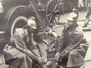 
	Історія використання пожежних резервуарів сягає давніх часів, коли люди відкрили воду як ефективний засіб для гасіння пожеж. Перші пожежні резервуари використовувалися ще в середньовічні часи в Європі. Вони були виготовлені з дерева або металу та заповнювалися водою з використанням місцевих джерел водопостачання, таких як річки, озера або ставки.

	&nbsp;

	У 17-18 століттях в Європі стали використовувати кам'яні пожежні резервуари, що були споруджені в містах та на околицях з метою забезпечення пожежної безпеки. Ці резервуари були заповнені водою за допомогою водопровідних мереж та служили для загасання пожеж у разі потреби.

	&nbsp;

	У Сполучених Штатах Америки перші пожежні резервуари були споруджені в 18-19 століттях. Вони також були виготовлені з каменю або металу та заповнювалися водою з використанням водопровідних мереж. В середині 19 століття в США з'явилися перші пожежні насосні станції, які дозволяли забезпечувати воду для пожежного резервуару та забезпечували підвищення тиску води для забезпечення більш ефективного гасіння пожеж.

	&nbsp;

	У кінці 19 століття в Європі та США з'явилися перші гідропожежні станції, які забезпечували автоматичний нагніт води в пожежний резервуар та забезпечували автоматичне включення систем гасіння пожежі.

	&nbsp;

	Сьогодні пожежні резервуари використовуються в усьому світі як надійний

	&nbsp;

	засіб для забезпечення пожежної безпеки. Вони встановлюються в багатьох промислових підприємствах, складах, громадських будівлях та інших місцях з високим ризиком пожежі. Пожежні резервуари можуть бути різного об'єму та виконані з різних матеріалів, включаючи метал, бетон та пластик.

	&nbsp;

	Для забезпечення ефективної роботи пожежного резервуару необхідно проводити його регулярну перевірку та обслуговування. Перевірка повинна включати перевірку наявності необхідної кількості води в резервуарі, стан насосного обладнання та трубопроводів, які забезпечують подачу води з резервуару, а також перевірку наявності необхідного обладнання для гасіння пожежі, такого як пожежні крани, розсіювачі води та інші.

	&nbsp;

	У випадку виникнення пожежі пожежний резервуар може забезпечити необхідну кількість води для гасіння пожежі та зменшення ризику поширення вогню. Воду з резервуару можуть використовувати для гасіння пожежі як пожежники, так і автоматичні системи пожежного захисту, такі як системи оповіщення та гасіння пожежі.

	&nbsp;

	Узагалі, пожежні резервуари є важливим елементом пожежної безпеки та дозволяють зменшити ризик пожежі та забезпечити швидке та ефективне гасіння в разі виникнення пожежі. Розмір та об'єм резервуару залежать від різних факторів, таких як розмір приміщення, кількість людей, які перебувають у будівлі, наявність систем пожежного захисту та інших факторів, які

	можуть впливати на пожежну безпеку. Тому встановлення пожежного резервуару повинно проводитися з урахуванням всіх цих факторів та вимог нормативно-правових актів у сфері пожежної безпеки.

	&nbsp;

	Крім того, важливо не тільки встановити пожежний резервуар, а й правильно його експлуатувати та проводити його регулярне обслуговування та перевірку. Це дозволить підтримувати резервуар у належному стані та готовність до роботи в разі виникнення пожежі.

	&nbsp;

	Крім того, важливо також навчати працівників правилам пожежної безпеки та реагувати на пожежу, щоб уникнути небезпеки та швидко та ефективно гасити пожежу. Наявність пожежного резервуару та інших систем пожежного захисту, які відповідають вимогам пожежної безпеки, є важливим елементом забезпечення безпеки працівників та майна підприємства.

	&nbsp;

	Узагалі, використання пожежних резервуарів є невід'ємною складовою пожежної безпеки та дозволяє зменшити ризик пожежі та забезпечити швидке та ефективне гасіння в разі виникнення пожежі. Проте, щоб вони могли ефективно працювати, необхідно виконувати правильне планування, встановлювати відповідно до вимог нормативно-правових актів та проводити їх регулярне обслуговування та перевірку.

	&nbsp;
