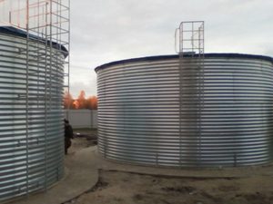 
	2017 року в рамках реконструкції водозабірного вузла, компанія &laquo;ЕкоТанк&raquo; була обрана субпідрядником з постачання модульних резервуарів для зберігання питної води. Наша компанія успішно впоралася з поставленим завданням, в зазначені терміни були поставлені і встановлені 2 модульних резервуара об'ємом по 217 м&sup3; кожний. На даний момент обладнання знаходиться в експлуатації, нарікань за якістю з боку експлуатуючої організації немає.

	&nbsp;

	&nbsp;

	&nbsp;

	
		&nbsp;

