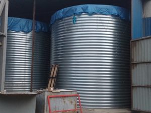 
	Ємності модульні для води 77 м3 2 штуки були зібрані на території фабрики про виробництву товарів для будинку за два дні. Збирати ємності довелося в дуже обмежених умовах. Виділене приміщення було тільки на на 10-20 см ширше діаметра ємностей. Кожен резервуар був укомплектований п'ятьма відводами. Наші каркасні резервуари будуть використовуватися в технологічному процесі підготовки води для миття вторинного пластика. Загальний обсяг резервуарів 150м3. Ємності РВС 150м3 в даній ситуації встановити було б неможливо.

	&nbsp;

	&nbsp;

	
