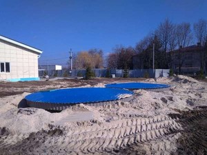 
	Підземні металопластикові резервуари об'ємом від 18м.куб до 1219 м.куб. Підземні ємності випускаються висотою до 2,4 метра, діаметр варіюється - від 3,7 до 25,6 метра (сумарно виходить 50 типорозмірів). При необхідності можна виготовити підземну ємність (резервуар) нестандартної висоти в діапазоні 1,25-2,37 метра.

	&nbsp;&nbsp;

	Підземні резервуари

	

	
		Сфера застосування
	
		Застосовують підземні резервуари для:
	
		
			Зберігання питної, технічної води;
		
			Пожежного запаса води;
		
			Харчових продуктів;
		
			КАС;
		
			Стічних вод та інших слабоагресивних речовин.
	
	
		Переваги підземних ємностей (резервуарів)
	
		Завдяки підземній установці і утепленому даху, рідина в підземних ємностях (резервуарах) не замерзає. Відповідно, в разі цілорічної експлуатації підземні ємності (резервуара) не потрібно додатково утеплювати і комплектувати системами підігріву. Підземні ємності (резервуари) - найбільш ефективне рішення для зберігання пожежного запасу води.
	
		Для мінімізації загальнобудівельних робіт підземні ємності (резервуари) можуть бути частково заглиблені з подальшою обваловки. Конструкція підземної ємності (резервуара) не відрізняється від ємності наземної.
	
		Особливості монтажа
	
		
			Підземну ємність (резервуар) допускається встановлювати на стрічкову бетонну основу (краще суцільну основу).
		
			Верхній ряд підземної ємності (резервуара), який контактує з землею, гідроізолюється.
		
			Після бетонування і гідроізоляції проводиться зворотна засипка землею. Дах підземної ємності (резервуара) землею не засипається.
		
			Через кілька місяців після закінчення робіт, коли грунт осяде, Замовнику бажано зробити вимощення навколо ємності.
	
	
		Особливості експлуатації
	
		
			Дах є несучою конструкцією. По ній можна ходити, але проїзд транспорту забороняється.
		
			Вступні / вивідні відводи, крани встановлюються також, як в наземних ємностях. Для їх обслуговування необхідно встановлювати колодязі.
		
			Підземна ємність (резервуар) комплектується люком для обслуговування і мотузяною драбиною.
	
	
		Вимоги до місця монтажу
	
		
			Розміри котловану для підземної ємності (резервуара) по довжині і ширині повинні бути на два метри більше діаметра ємності.
		
			Рівень підгрунтових вод повинен бути нижче 3,5 метра від рівня грунту. Якщо рівень підгрунтових вод вище, підземну ємність (резервуар) встановлюють частково заглибленою з подальшою обваловки.
		
			Можливість під'їзду до місця монтажу екскаватора і бетоновоза.
		
			Вантажопідйомна техніка для установки підземної ємності (резервуара) не потрібна.
	
	
		&nbsp;
	
		Гарантія
	
		Гарантія на підземну ємність (резервуар) становить 5 років.
	
		Етапи монтажа підземних резервуарів:
	
		Етап 1. Підготовка котловна
	
		Етап 2: Бетонування основи
	
		Етап 3: Монтаж ємності
	
		Етап 4: Зворотня засипка
	
		&nbsp;


	
		&nbsp;


	
		&nbsp;


	
		&nbsp;

