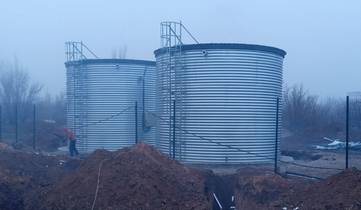 
	Два протипожежних резервуара з корисним об'ємом 300 м3 з габаритами: Діаметр 6,4 метра, висота 5,2 метра. Ємності утеплені, мають систему підігріву і контролю.

	&nbsp;
